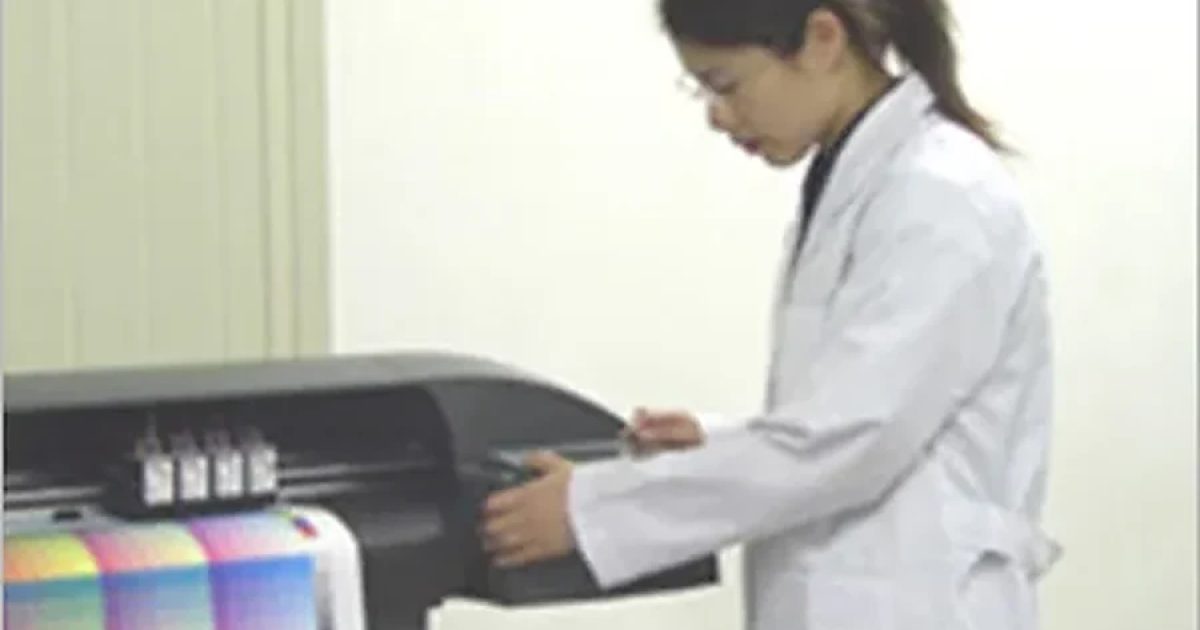 Cuidado de la tinta para reducir la obstrucción de inyectores: tinta uniforme, protección frente a la luz y la evaporación, y líquidos de limpieza